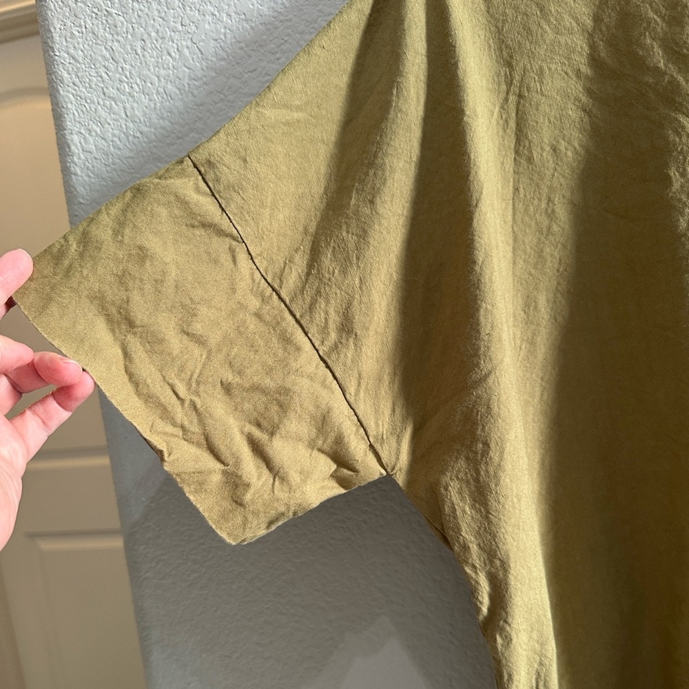 T Tahari Khaki Boxy Split Neck Top EUC - Picture 6 of 8